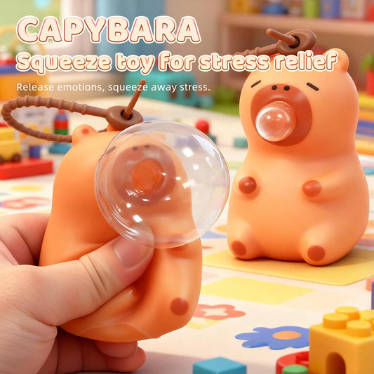Porte-clés capybara squishy accroché à une trousse