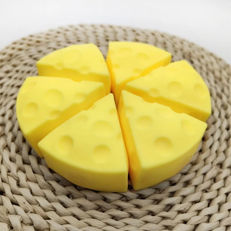 Squishy fromage anti-stress tenu en main