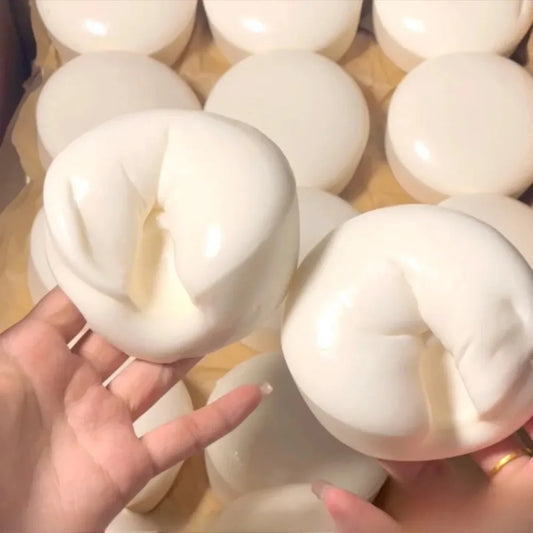 Squishy gâteau au yaourt enfoncé avec les doigts, mousse à retour lent