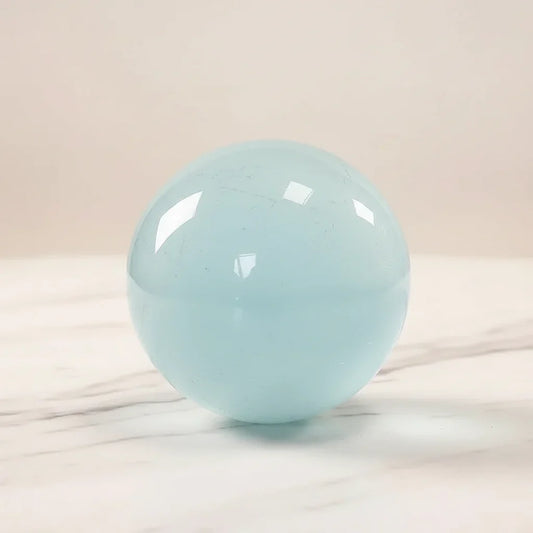 Squishy en gel transparent tenu dans une main, matière souple et sans danger