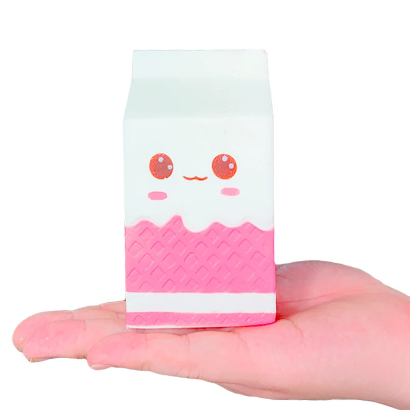 Squishy brique de lait géante tenue en main