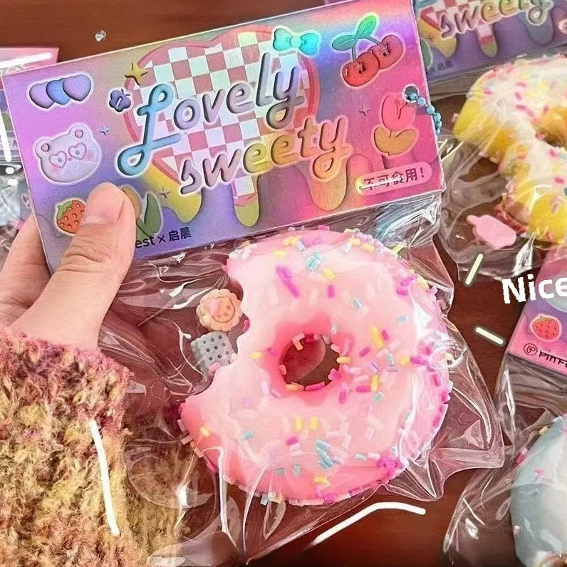 Squishy donut géant tenu en main