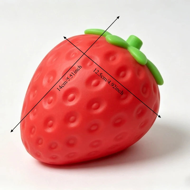 Dimensions du squishy fraise géant : 14 cm sur 12,5 cm