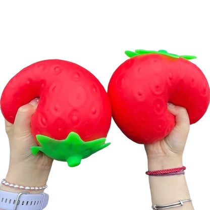 Deux squishy fraise géantes écrasées à pleines mains