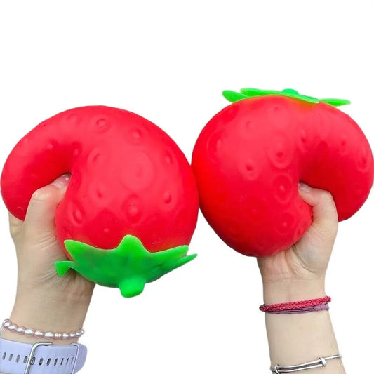 Deux squishy fraise géantes écrasées à pleines mains