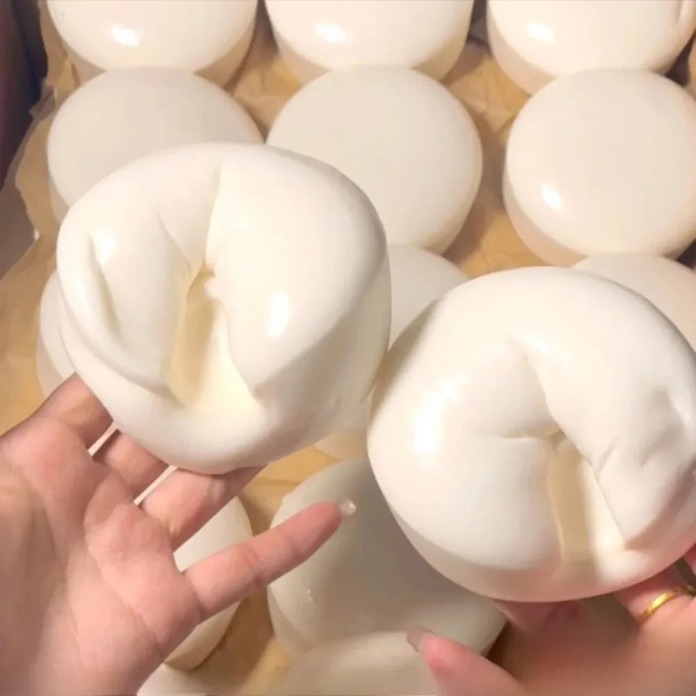 Squishy gâteau au yaourt enfoncé avec les doigts, mousse à retour lent