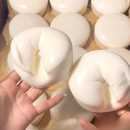 Squishy gâteau au yaourt enfoncé avec les doigts, mousse à retour lent