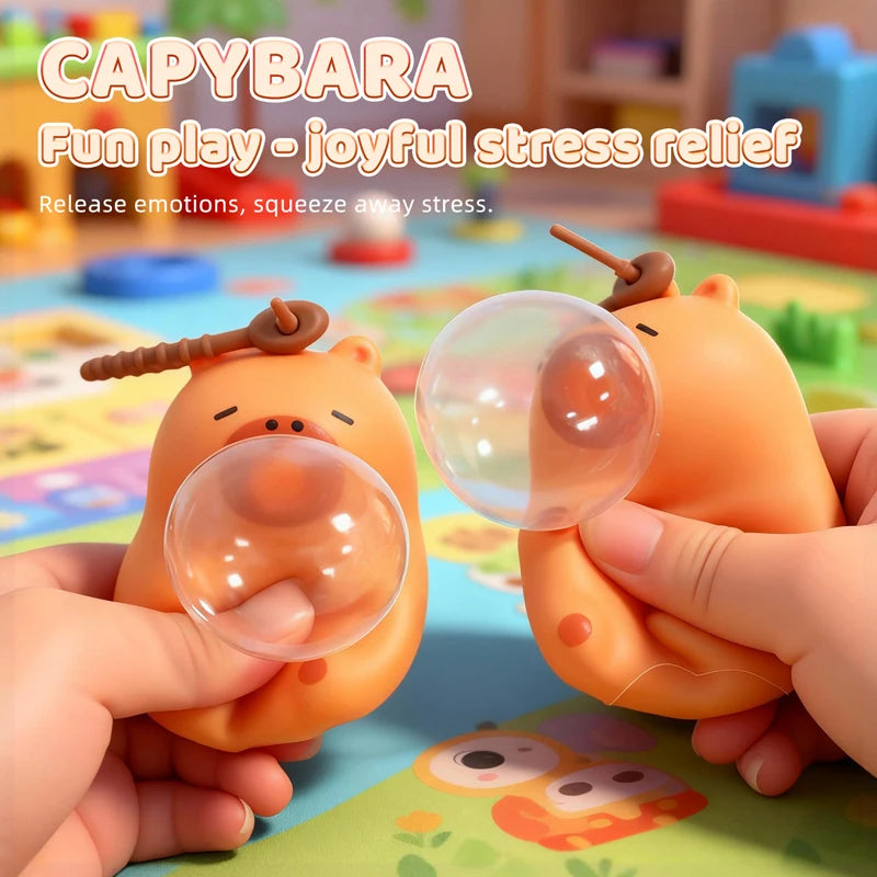 Capybara squishy à bulle pressé dans une main, la bulle se gonfle