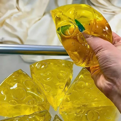 Gros plan sur les trous moulés du squishy fromage en gel maltose
