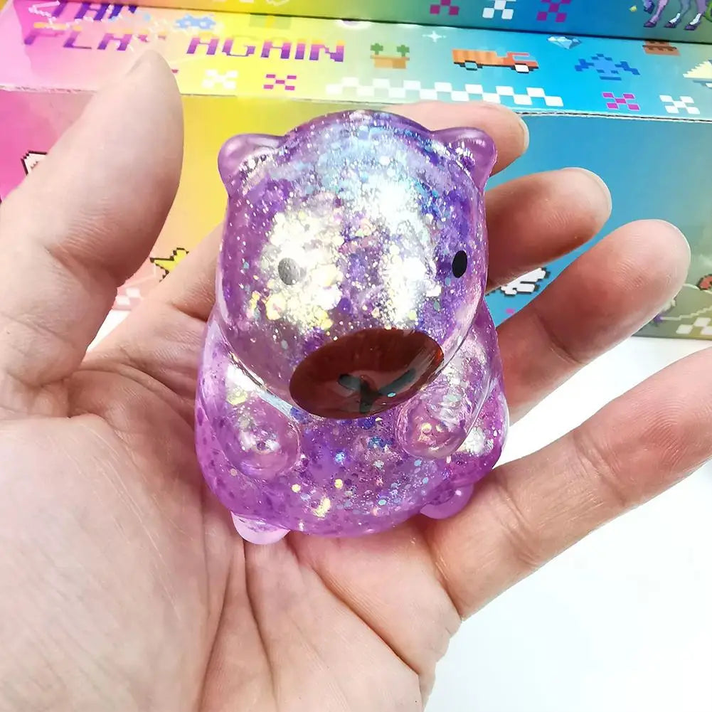 Gros plan sur les paillettes qui bougent dans le squishy capybara en gel