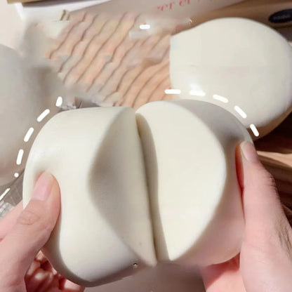 Gros plan sur la surface mate du squishy gâteau au yaourt blanc crème