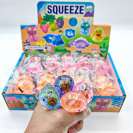 Squishy capybara pailleté violet tenu dans une main, format paume