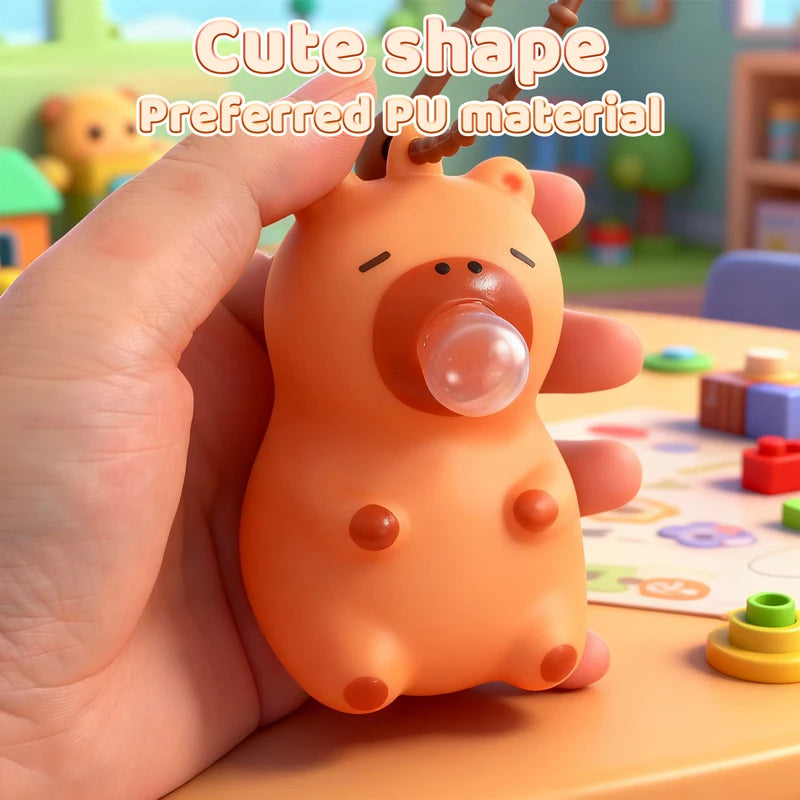 Gros plan sur la bulle transparente du squishy capybara porte-clés