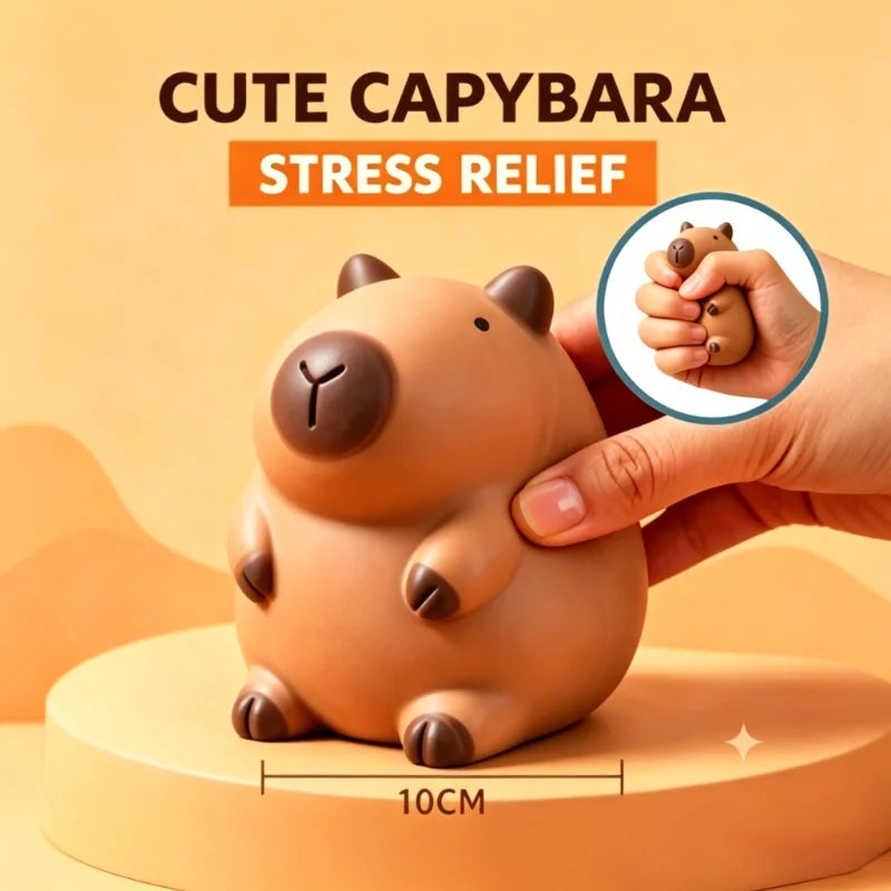 Squishy capybara anti-stress serré dans une main