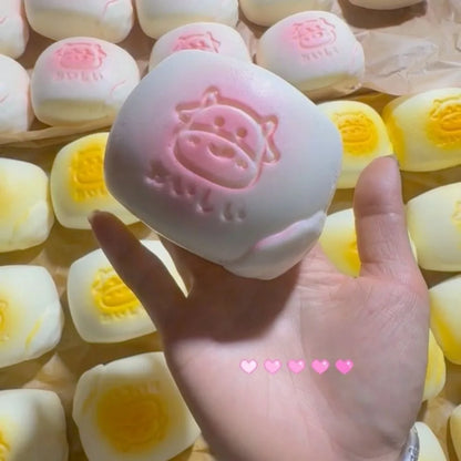 Squishy pain au lait sensoriel tenu en main