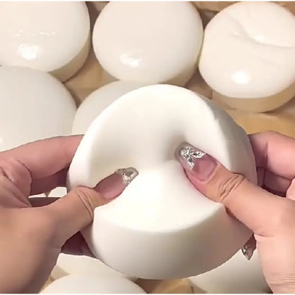 Squishy gâteau au yaourt de 10 cm, comparaison de taille avec une main