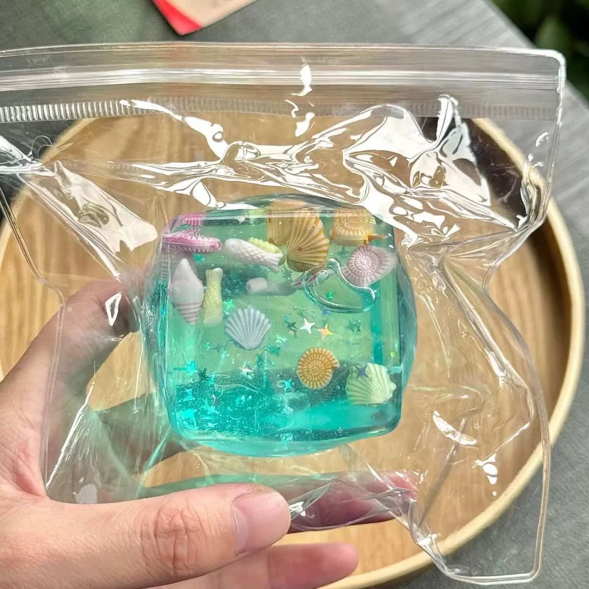 Squishy cube maltose sensoriel tenu en main