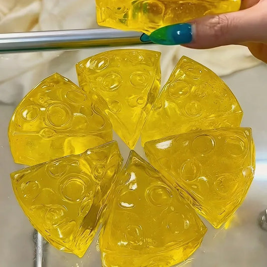 Six parts de squishy fromage maltose translucide disposées en cercle