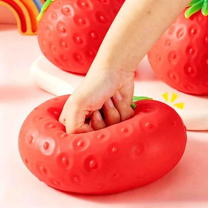 Squishy fraise géante modelable enfoncée avec les doigts