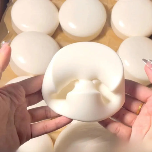 Squishy gâteau au yaourt anti-stress à retour lent tenu à deux mains