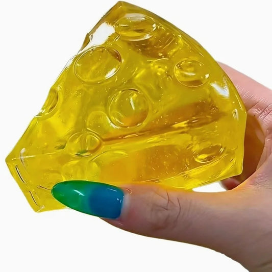 Squishy fromage maltose transparent jaune tenu dans une main