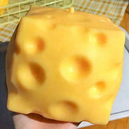 Squishy fromage géant XXL format dans la main vue détaillée