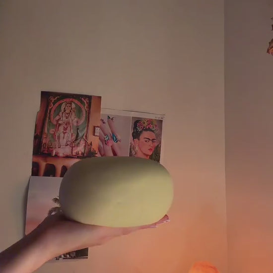 Vidéo : squishy pain au lait brioché géant écrasé, la mousse regonfle doucement