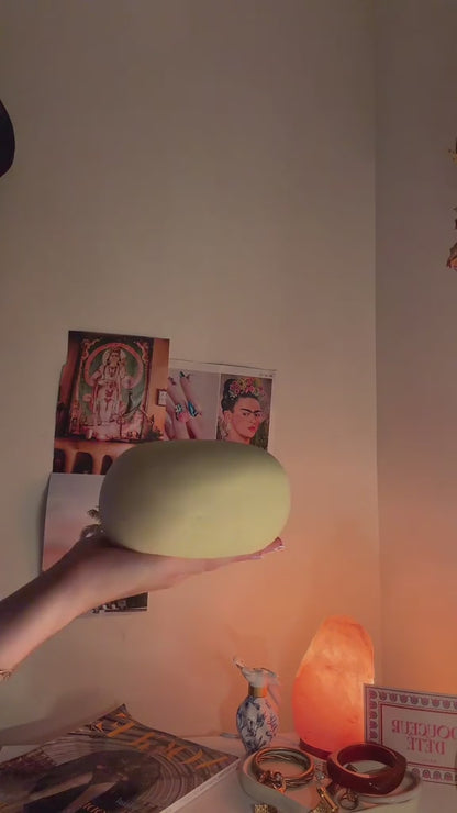 Vidéo : squishy pain au lait brioché géant écrasé, la mousse regonfle doucement