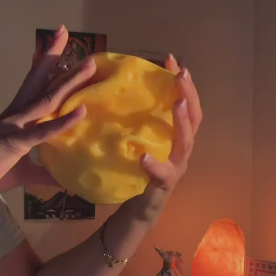 Vidéo : squishy fromage géant XXL écrasé à deux mains, rebond lent de la mousse