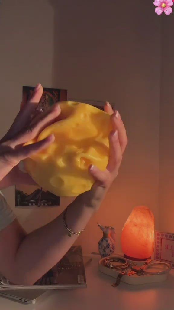 Vidéo : squishy fromage géant XXL écrasé à deux mains, rebond lent de la mousse