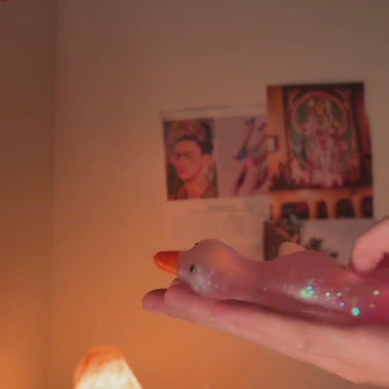 Vidéo : squishy canard kawaii étiré puis reprenant sa forme d'un coup