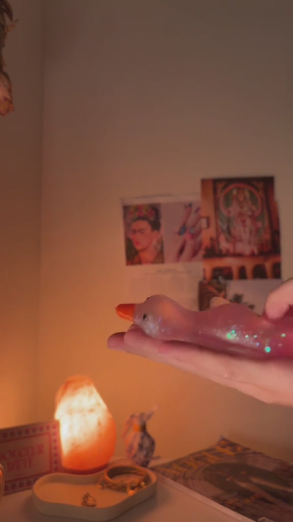 Vidéo : squishy canard kawaii étiré puis reprenant sa forme d'un coup