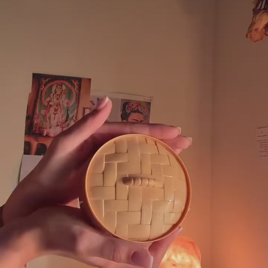 Vidéo : squishy dumpling mystère pailleté enfoncé au doigt, l'empreinte s'efface lentement