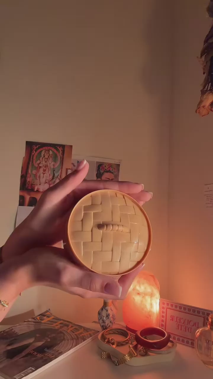 Vidéo : squishy dumpling mystère pailleté enfoncé au doigt, l'empreinte s'efface lentement
