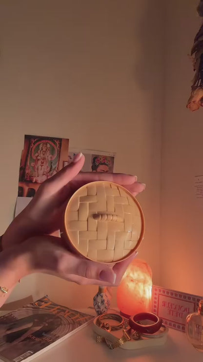Vidéo : squishy dumpling mystère pailleté enfoncé au doigt, l'empreinte s'efface lentement