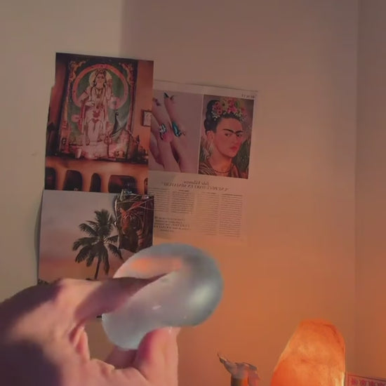 Vidéo : squishy mochi transparent en gel pressé puis étiré, rebond rapide