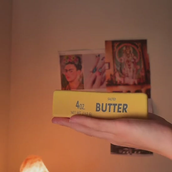 Vidéo : squishy bâton de beurre étiré et tordu entre les mains