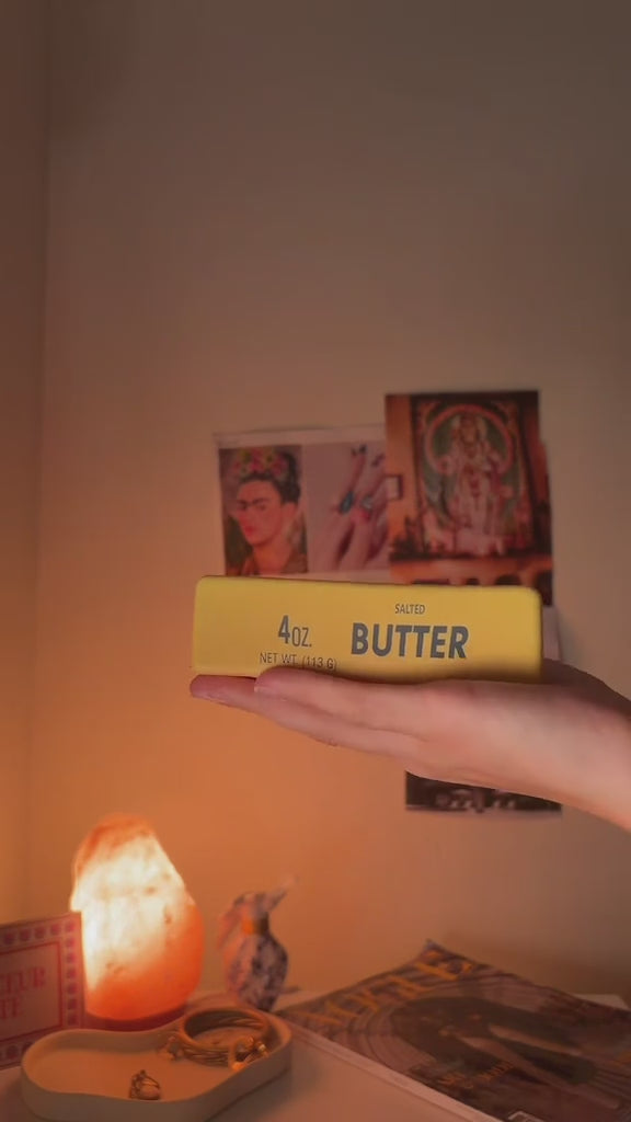Vidéo : squishy bâton de beurre étiré et tordu entre les mains