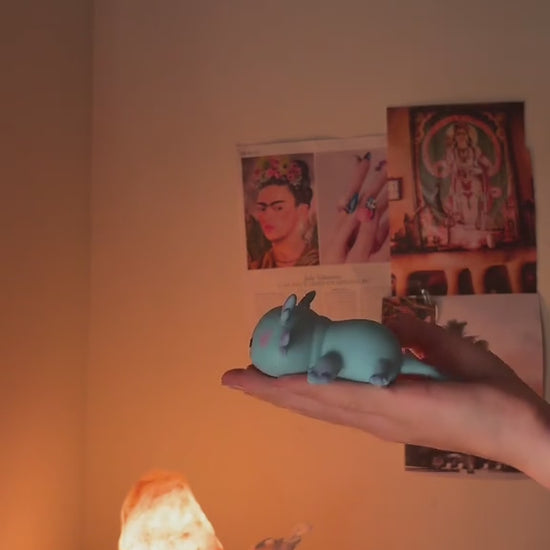 Vidéo : squishy axolotl kawaii pressé puis relâché, la mousse remonte lentement