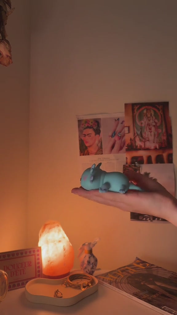 Vidéo : squishy axolotl kawaii pressé puis relâché, la mousse remonte lentement